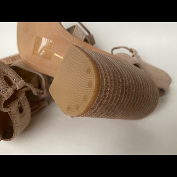 Featuring shoes - Picture 5 of 9